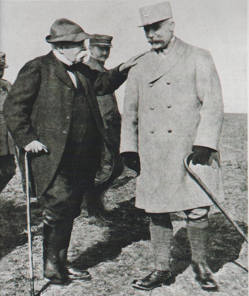 Au côtés de Pétain pendant les combats.